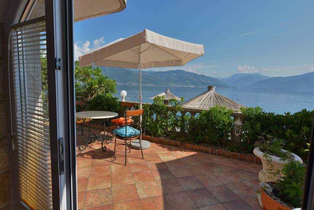 Apartments Palace Mira Mare Tivat Exterior foto