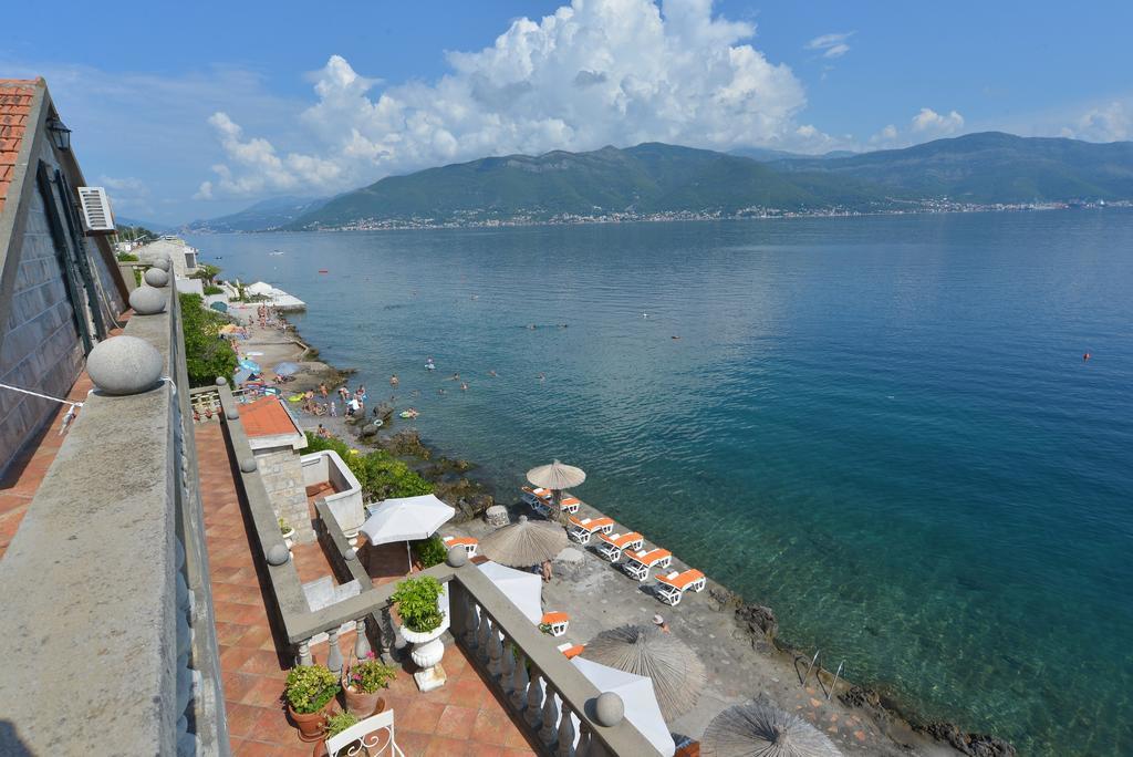 Apartments Palace Mira Mare Tivat Exterior foto