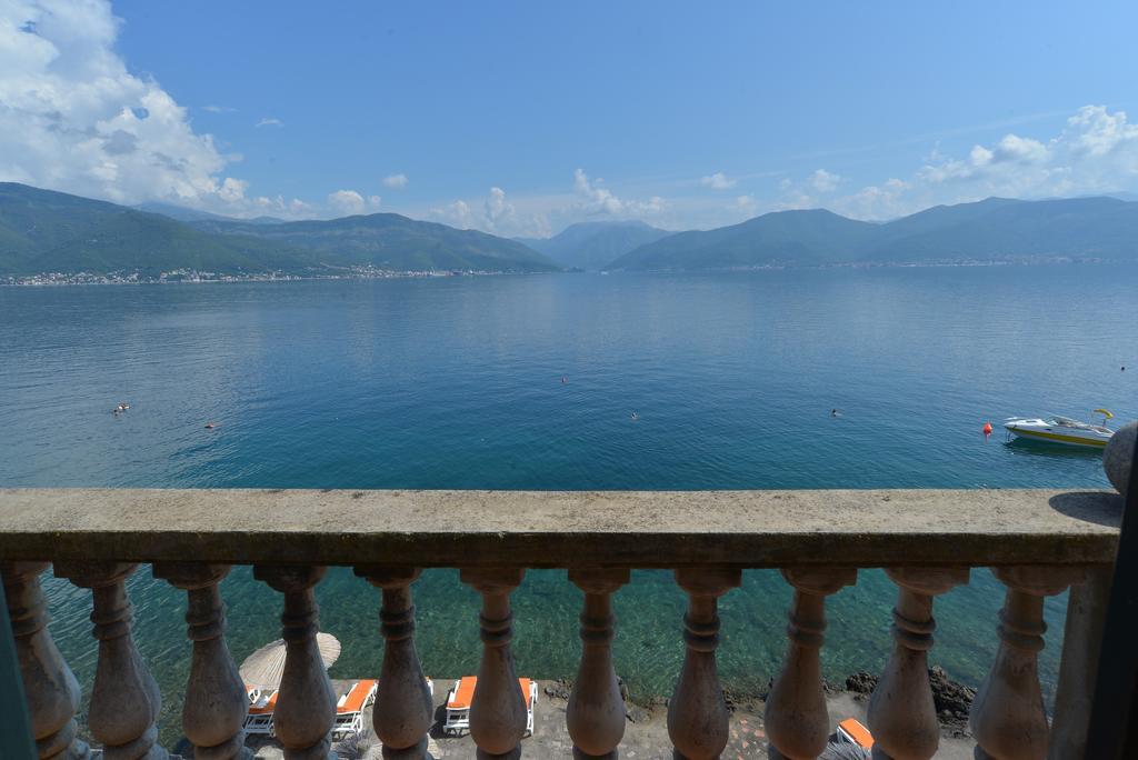 Apartments Palace Mira Mare Tivat Exterior foto